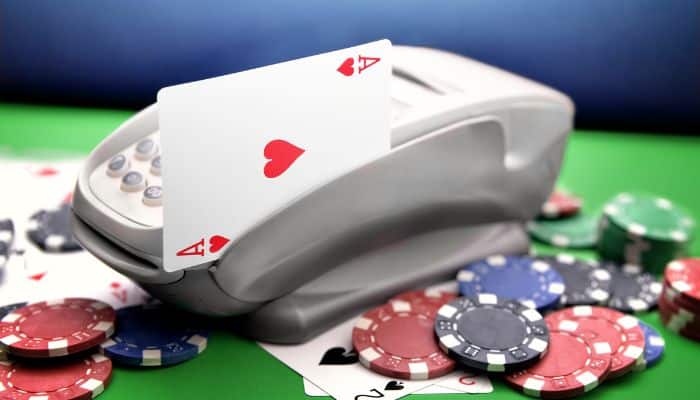 Người thực hiện thao tác chia bài trong Casino là gì?